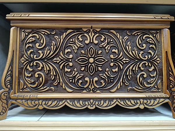 Maraş oyması, ince ve hassas işçiliğiyle diğer ahşap oyma tekniklerinden ayrılıyor.