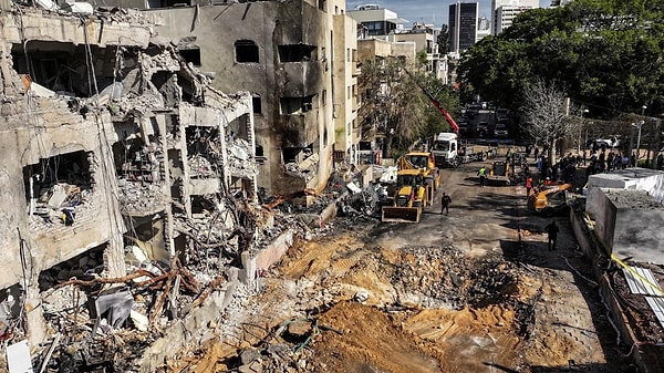 İran, ABD ve İsrail’in ortak saldırılarında hayatını kaybedenlerin sayısının 555’e yükseldiğini duyurdu. Dün gece İsrail’in saldırılarına maruz kalan Lübnan da 31 kişinin öldüğünü 149 kişinin de yaralandığını açıkladı.