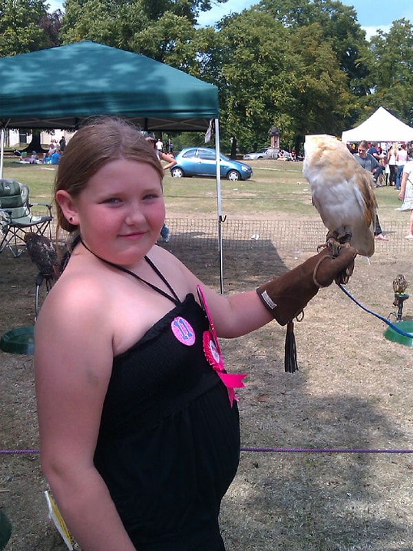 Henüz 13 yaşındayken yaklaşık 82 kilo olan Destiny Deakin, okul yıllarında kilosu nedeniyle ağır zorbalıkla karşı karşıya kaldı.