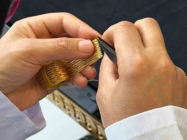 Tarihte savaşçıları koruyan dayanıklı metal örgü sistemi, zamanla Karadenizli ustaların estetik dokunuşlarıyla takıya uyarlandı.