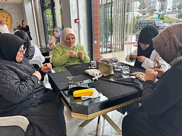 Hasırın üretim süreci, makineleşmeye karşı direnerek tamamen geleneksel el emeğine dayanıyor.