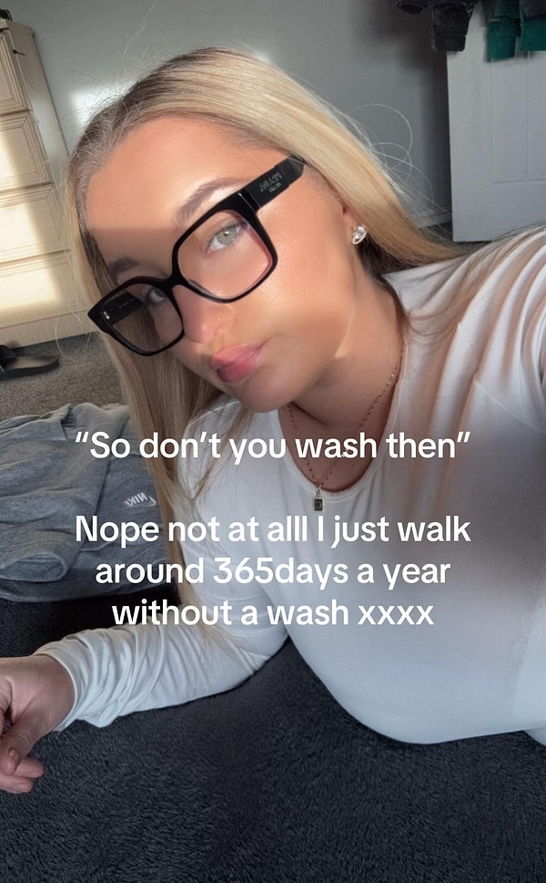 Yağmur ve ter dahil olmak üzere her türlü suyun cildinde reaksiyona yol açtığını söyleyen Chelsea, yüz, sırt, göğüs ve kollarında ağrılı kızarıklıklar oluştuğunu ifade etti.