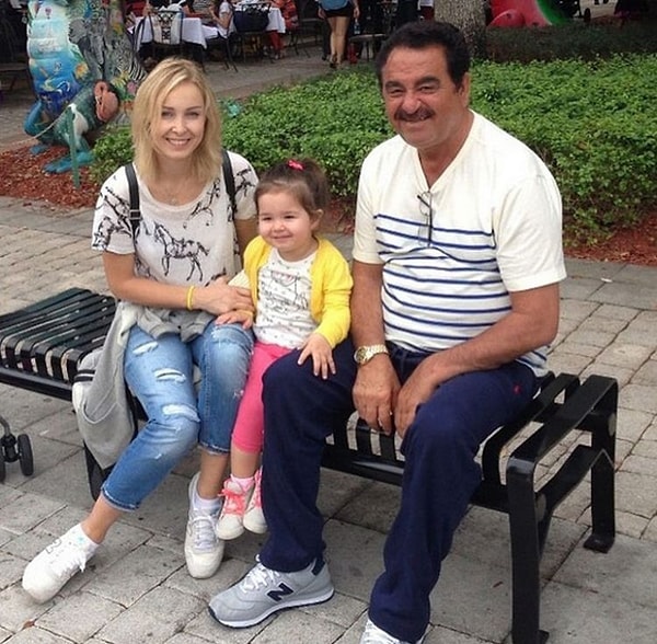 Türk müziğinin en çok konuşulan isimlerinden İbrahim Tatlıses, yalnızca kariyerindeki başarılarıyla değil özel hayatında yaşadıklarıyla da yıllardır magazin gündeminden düşmüyor.