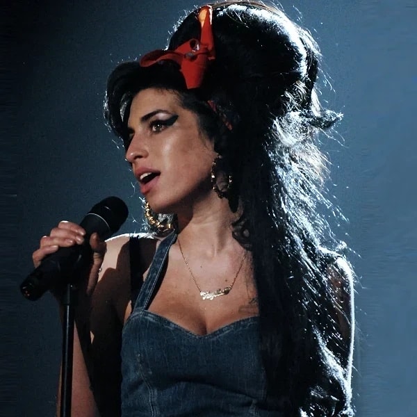 Soul ve caz müziğin en özgün seslerinden biri olan Amy Winehouse, tam 15 yıl önce aramızdan ayrıldı