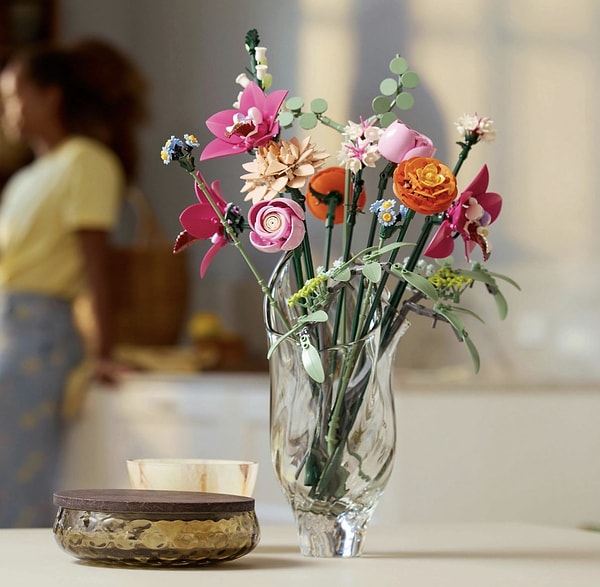 Asla solmayan bir çiçek buketi: LEGO Botanicals pembe çiçek seti büyük indirimde!