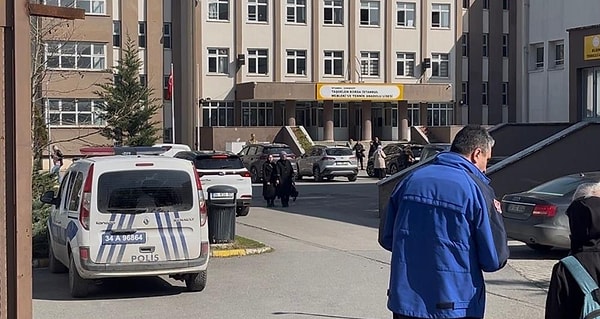 Kadem Özbay, İstanbul’un Çekmeköy ilçesindeki Taşdelen Borsa İstanbul Mesleki ve Teknik Anadolu Lisesi’nde yaşanan bıçaklı saldırıya ilişkin açıklama yaptı. Özbay, sosyal medya hesabından yaptığı açıklamada şu ifadeleri kullandı: