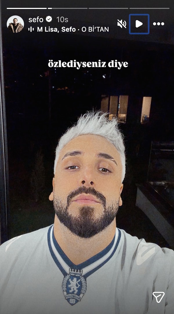 Bu kez gündem olma sebebi yeni bir şarkı değil, imaj değişikliği oldu. Sefo, koyu renk saçlarına veda ederek saçlarını beyaz-platin tonlarına boyattı.