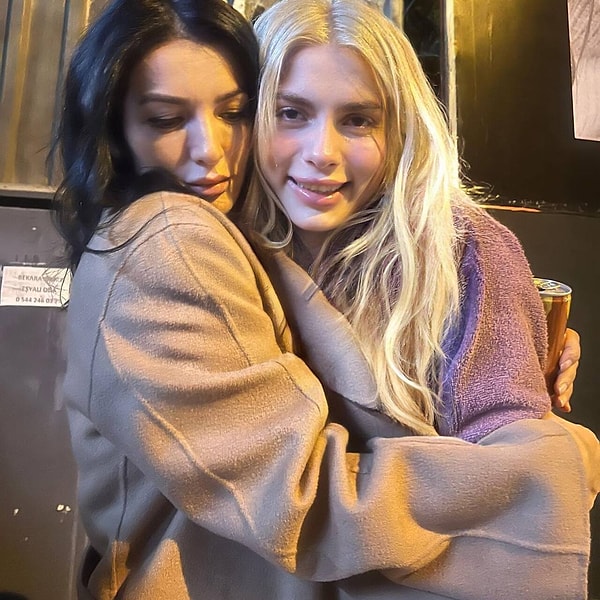 Türk pop müziğinin en çok konuşulan isimlerinden Aleyna Tilki, genç yaşta yakaladığı çıkışla adını zirveye yazdırmayı başarmıştı.