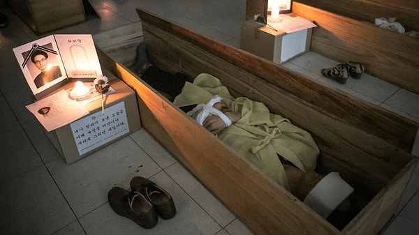 Tokyo’daki Meiso Kukan Kanoke-in adlı rahatlama salonu, "ölüm bilinciyle hayata bakma" deneyimi sunuyor.