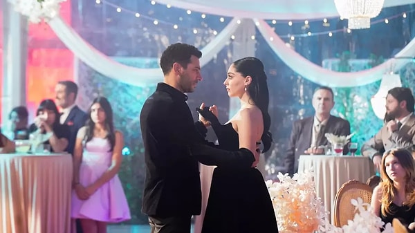 Güller ve Günahlar dizisinin yeni bölüm kamera arkası görüntüleri gündem oldu.