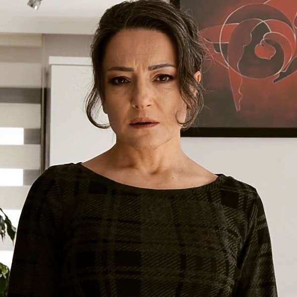 Ekranların sevilen aşiret dizisi Uzak Şehir'de Fidan karakterine hayat veren İlkay Kayku, ilk mesleğini açıkladı.