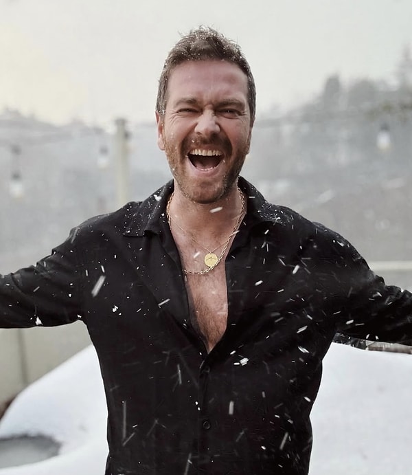 Son günlerde ise Engin Öztürk projeleriyle değil, sosyal medyada bir kez daha yakışıklılığıyla gündeme geldi.