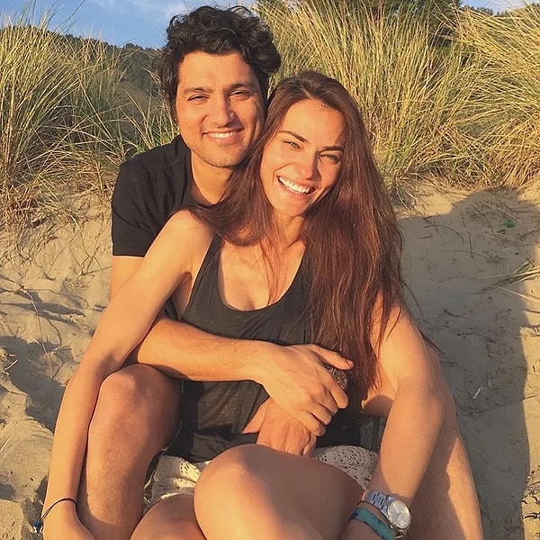 Daha önce evliliğiyle ilgili konuşan Aksoy, bir sürecin içinde olduklarını ancak henüz resmi bir boşanma davası açılmadığını söylemişti.