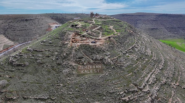 Zerzevan Kalesi’ndeki kazı çalışmalarını benzersiz kılan en önemli gelişme ise sahada çalışan 35 yerel kadın.