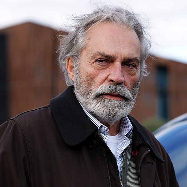 Türk tiyatrosu ve sinemasının yaşayan efsanelerinden biri olan Haluk Bilginer, yalnızca Türkiye’de değil uluslararası alanda da saygı duyulan isimler arasında yer alıyor.