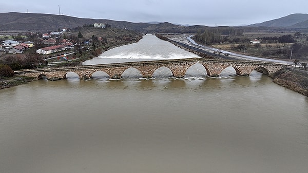 Köprü, 15. yüzyılda Dulkadiroğulları Beyliği döneminde inşa edilmişti.