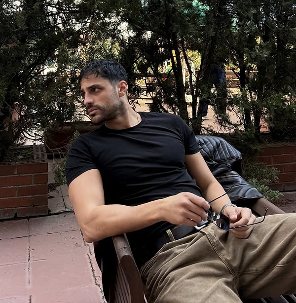 Türk televizyonlarının en dikkat çeken oyuncularından biri olan Ekin Mert Daymaz, yakışıklılığıyla magazin dünyasında sık sık konuşulan isimlerden biri.