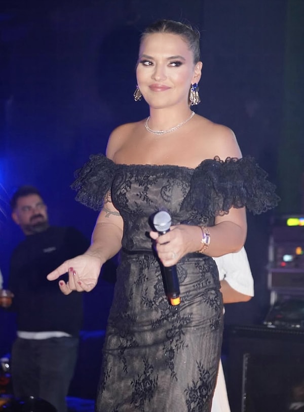 Yıllardır atarlı giderli aşk şarkılarının kraliçesi Demet Akalın, sık sık gündeme oturuyor.