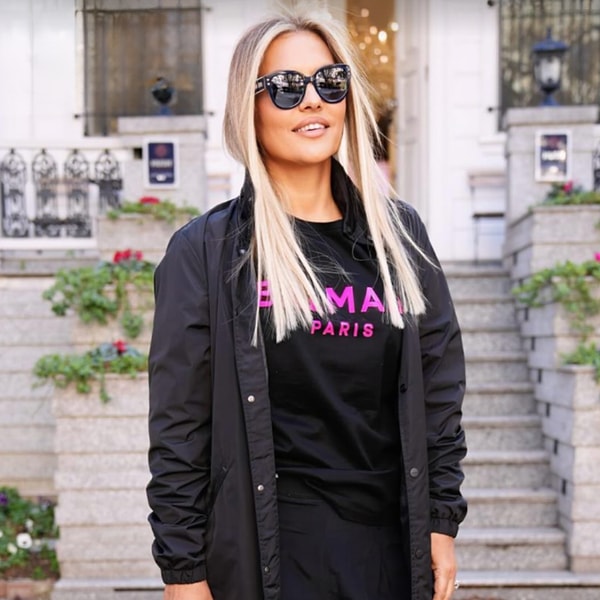 Gün ışığındaki platin Demet Akalın'ı sizler için şöyle bırakalım; ne diyorsunuz? Olmuş mu?