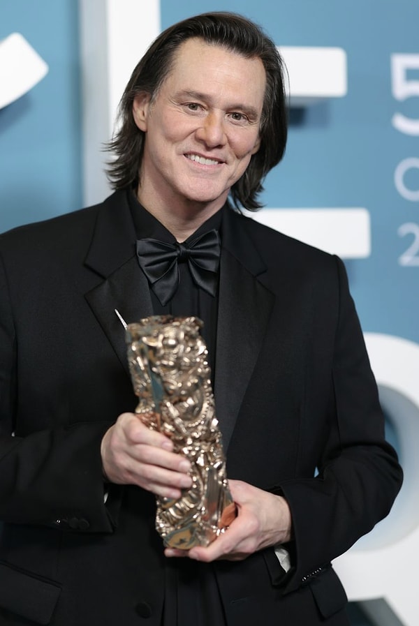 After a lengthy hiatus, Jim Carrey recently made a public appearance at the César Awards ceremony in Paris, where he took to the stage to receive an honorary award.