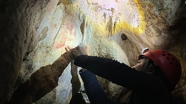 The enigmatic claw detail on the wall and its symbolism.