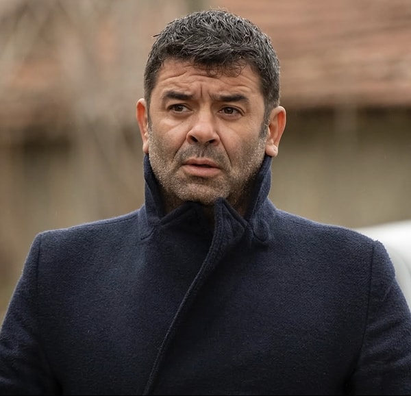 2015 yılında Ceyda Düvenci'yle evlenen, 2023'te de 8 yıllık ilişkiye son vererek tek celsede boşanan Bülent Şakrak, boşanmanın ardından epey hareketli bir döneme girmişti.