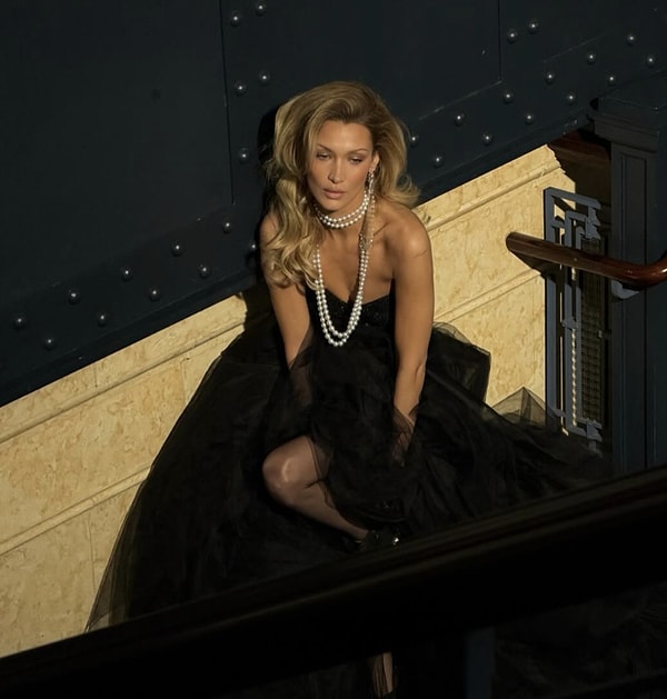 Dünyaca ünlü model Bella Hadid, yalnızca moda dünyasının en çok aranan isimlerinden biri olmasıyla değil, aynı zamanda yıllardır verdiği sağlık mücadelesiyle de sık sık gündeme geliyor.