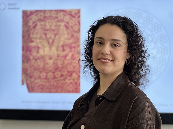 Selçuklu kumaş sanatı, sadece bir giyim malzemesi olmanın ötesinde, güç, statü ve askeri kudretin somut birer göstergesidir.