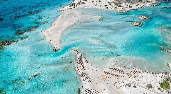 Girit Adası’nın güneybatı kıyısında yer alan Elafonisi Plajı, özellikle benzersiz kum rengiyle dünyaca ünlü.
