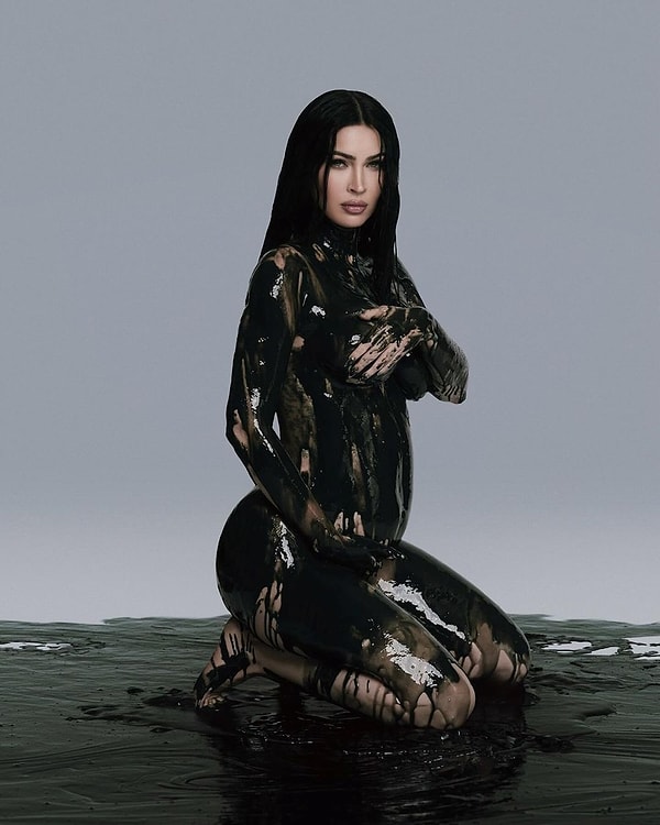 Following her divorce, she began a relationship with Machine Gun Kelly.