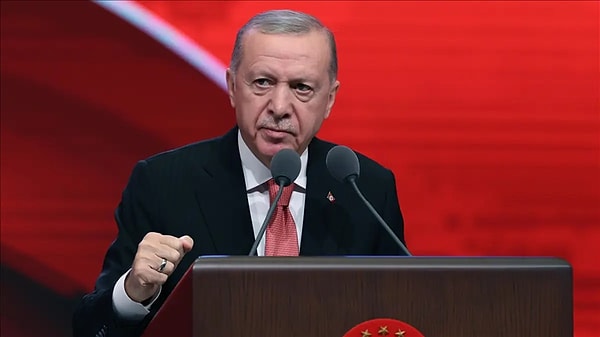 Cumhurbaşkanı Recep Tayyip Erdoğan, Beştepe Millet Sergi Salonu'nda esnaf ve sanatkarlarla iftar programına katıldı.