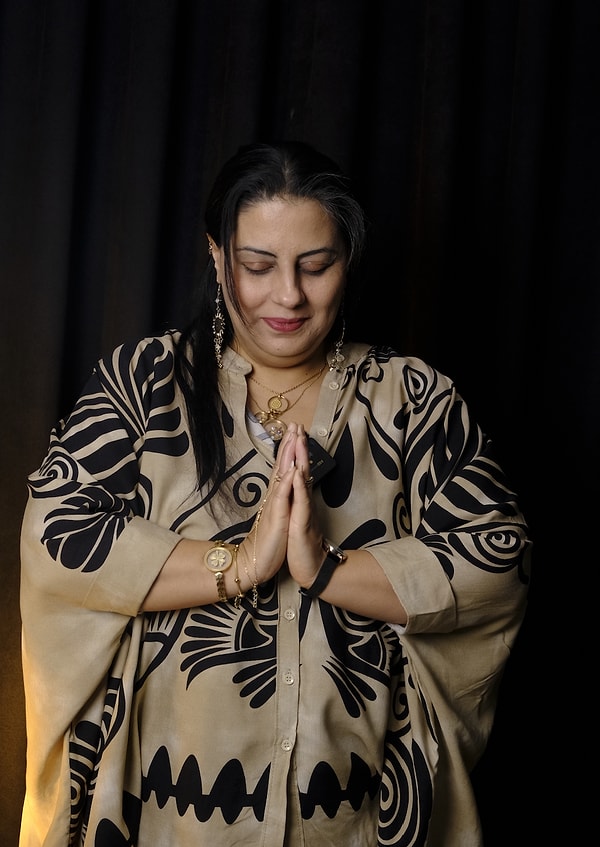 İnsan sadece kendi yaşamında aldığı yaralardan değil, hiç görmediği atalarının acılarından da sorumlu olabilir mi? Bugün burada iyileştiğimizde, geçmiş atalarımız ve gelecek nesillerimiz bu özgürlükten nasıl pay alır?