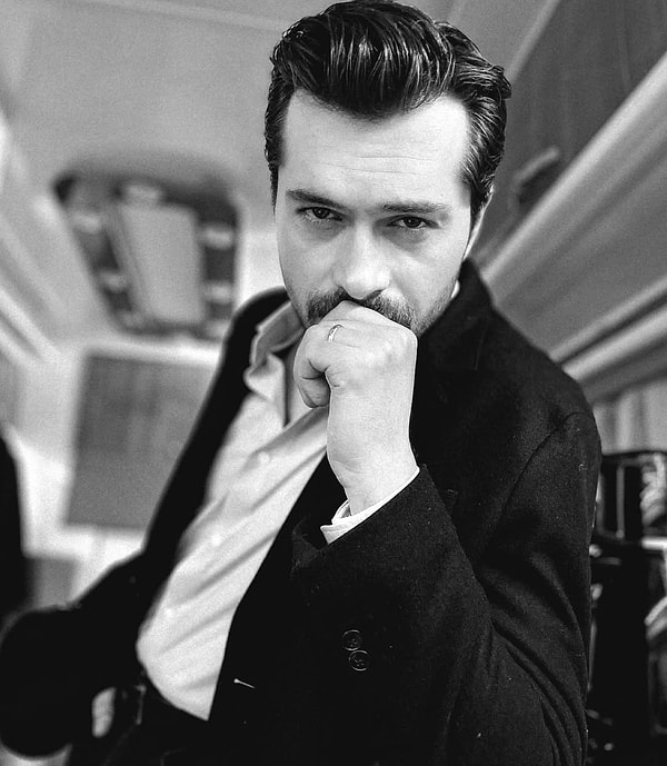 Ünlü oyuncunun yaz aylarında çekmeyi planladığı bir dijital platform projesi ve eylül ayında başlayacak yeni televizyon projesi nedeniyle takviminin uyuşmadığı öğrenildi.