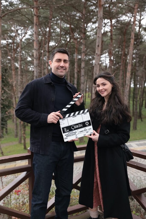 Henüz yayınlanmadan dikkat çeken dizide başrol oyuncuları arasındaki yaş farkı da sosyal medyada konuşulmaya başladı.