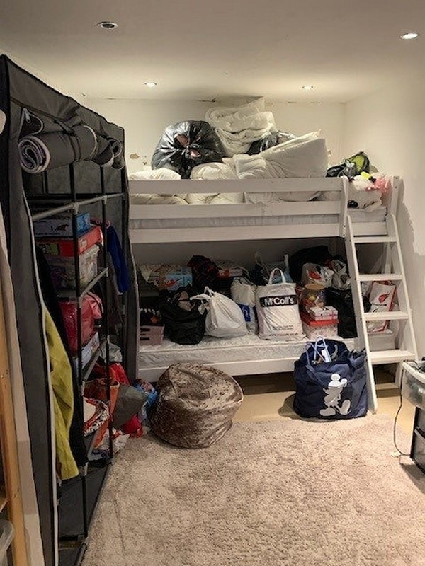 Boşanmanın ardından ekonomik olarak zor bir döneme giren Adamou, iki küçük çocuğuyla birlikte kız kardeşinin evinin garajına taşındı.