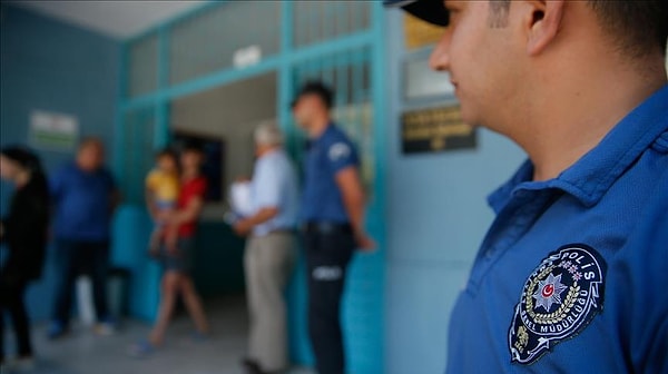 Bakan Tekin: "Riskli okullarımızda devriye araçları ve 24 saat polis nezaretinde eğitim öğretimi devam ettiriyoruz."