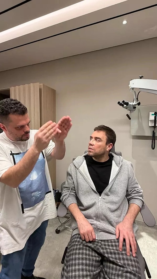 Pop müziğin güçlü seslerinden Murat Dalkılıç, kariyeri boyunca çıkardığı “Kasaba”, “Bir Hayli”, “Derine”, “Kırk Yılda Bir Gibisin” gibi hit şarkılarla geniş bir hayran kitlesi edinmişti.