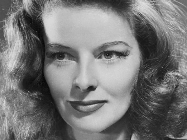"Kadın gibi değil erkek gibi yaşadım. Canım ne istiyorsa onu yaptım, kendimi geçindirecek kadar para kazandım ve yalnız kalmaktan korkmadım." -Katharine Hepburn