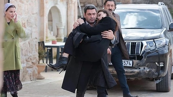 Televizyonun reyting rekortmeni iki dizisi Taşacak Bu Deniz ve Uzak Şehir'in haftalık reyting mücadelesi bu hafta da sürdü.