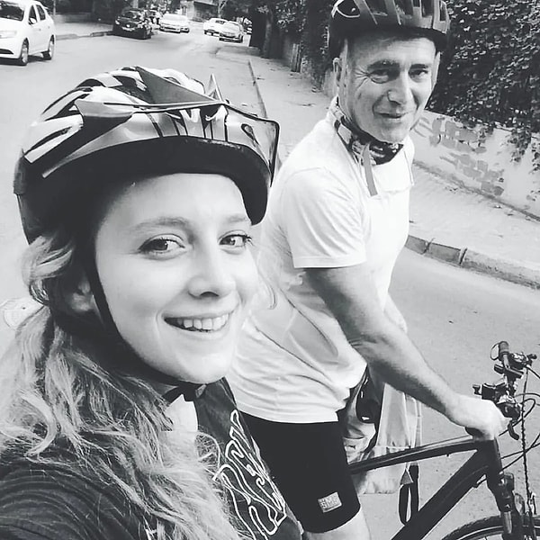 Babasının vefatının ardından oldukça zor bir dönem geçirdiğini dile getiren Köseoğlu, daha sonra yaptığı paylaşımda da duygularını uzun bir mesajla ifade etmişti.