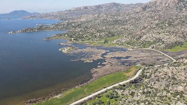 Ege Bölgesi'nin en büyük doğal gölü, kuraklık tehlikesi yaşadı.