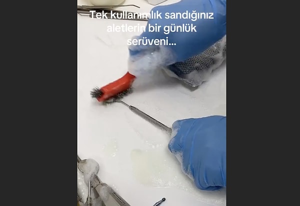 Pek çok kişi videodaki temizliği yeterli görmedi fakat aslında olması gereken temizlik tam olarak bu. Peki hangi adımlar izleniyor?