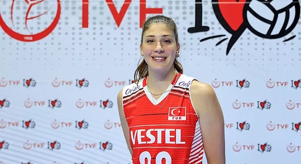 İlkin Aydın'ın 8 Mart paylaşımında ise "Ruhunla miyavla" göndermesi vardı.