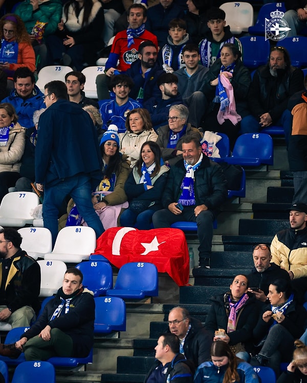 Bugün de tribündeki bayrak paylaşıldı.