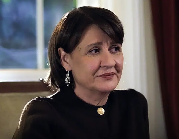 Sevilen dizi Yeraltı'nda 'Gülsüm Ana' karakterine hayat veren oyuncu Hülya Gülşen'in diziden ayrıldığı iddia edildi.