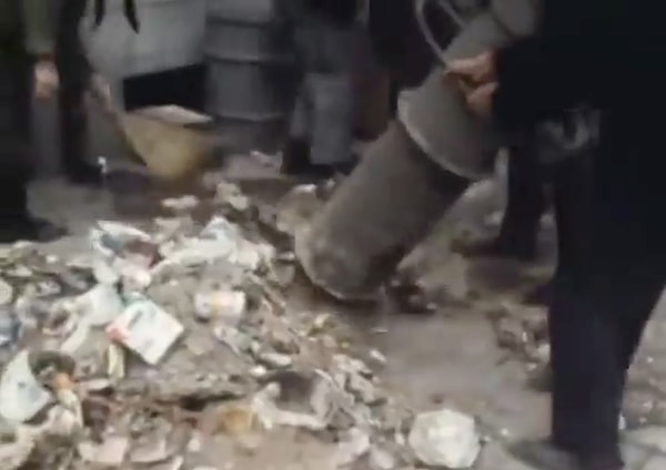 Arkasında devasa bir silindir bulunan kamyonlar, o dönemde yaygın olarak kullanılan "Rotopress" tipi çöp kamyonları.