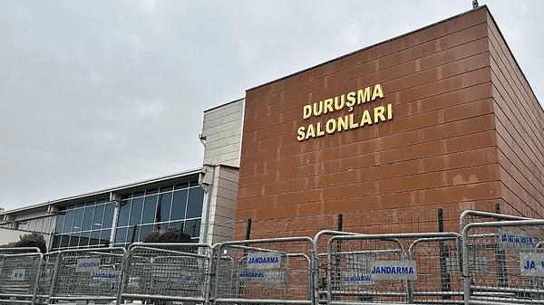 “İBB’de Yolsuzluk” davasında ilk duruşma bugün Silivri’de bulunan mahkeme salonunda yapılmaya başlandı.