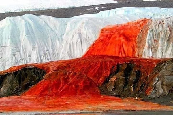 Elde edilen bulgulara göre, milyonlarca tonluk buz kütlesi altındaki hapsolmuş su üzerinde muazzam bir basınç oluşturuyor.