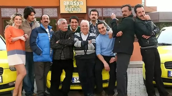 Kanal D’de yayınlandığı dönemde ekranlara damga vuran Akasya Durağı unutulmaz Türk dizilerinden.