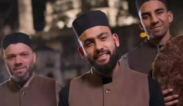 "Kabe'de Hacılar Hu Der Allah" ilahisiyle sosyal medyada fırtınalar estiren ve kısa sürede fenomene dönüşen Celal Karatüre, bu kez sanatı değil, ticari talepleriyle konuşuluyor.